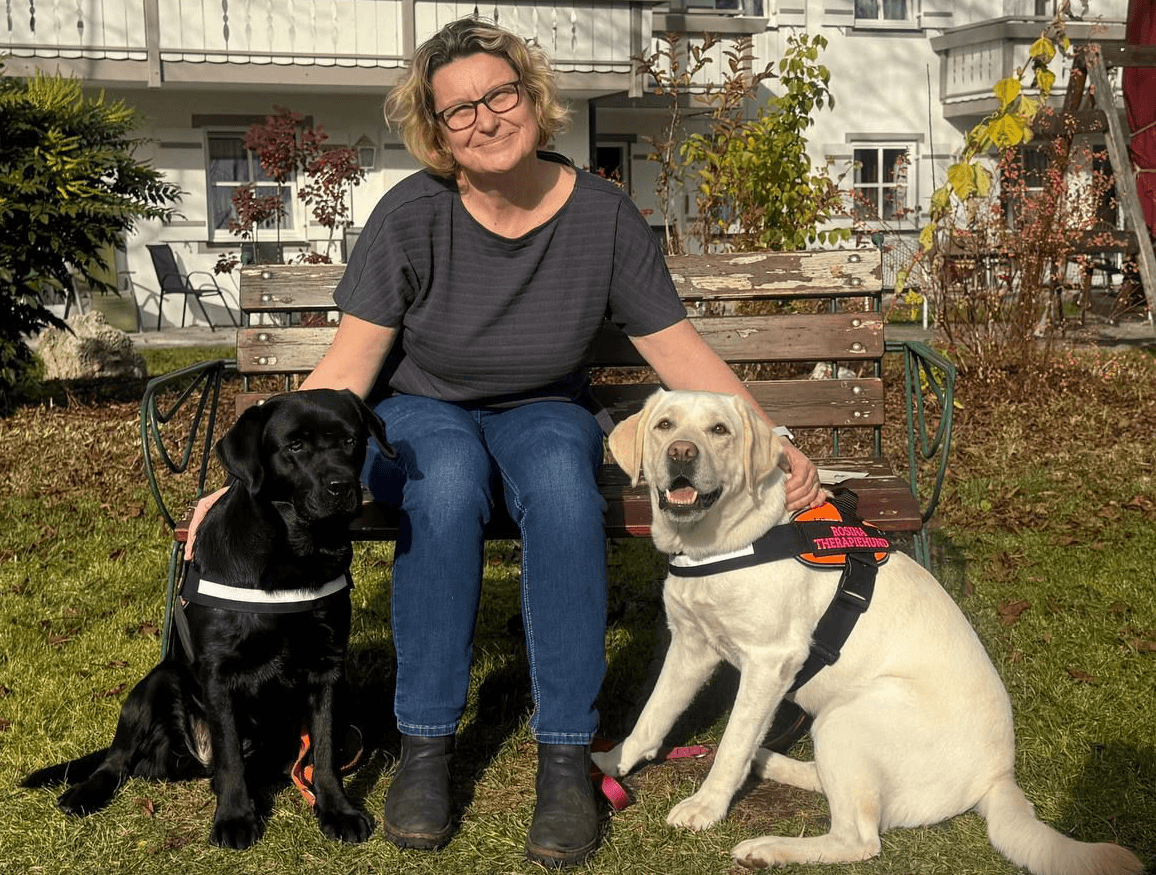 Kristina mit Hund in der Natur